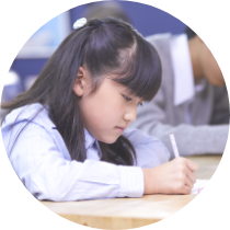 女の子が勉強している様子